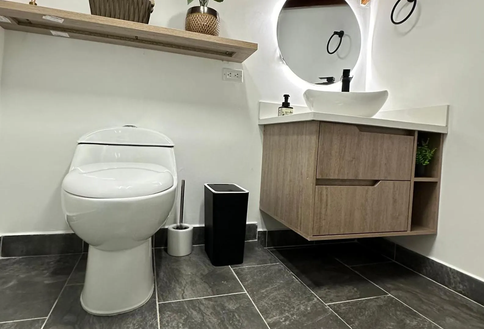 Apartamentos Con Vista Boscosa Y Parking En Buenos Aires, メデジン